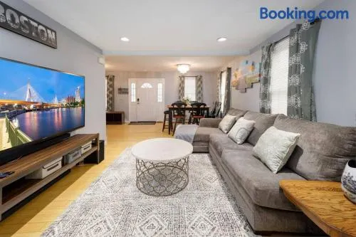 Convenient Braintree Home - 3 Bedroom Sleeps 8 - Image 1