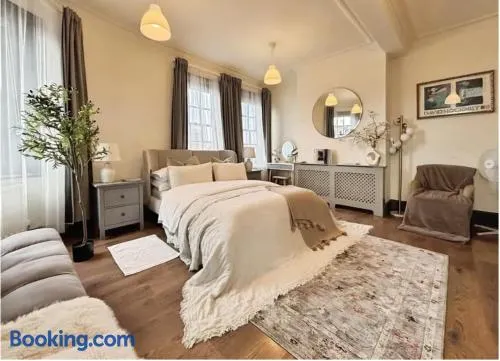 The Stage Door - 3BR in Central Tunbridge Wells - Sleeps up to 7 People - Image 1