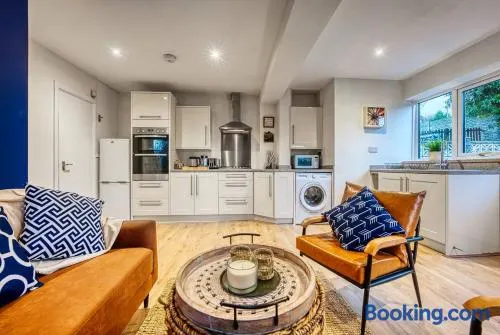 Dudley-5 beds-Contractors-parking-long stay! - Image 1