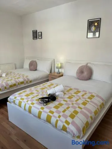 Lovely 4 Bedroom Spacious House in Camden Town-Central London - Image 1
