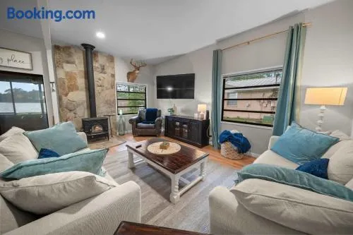 Sunset Cove Cottage- Lakefront With Bar Loft Sunroom & Pier - Image 1