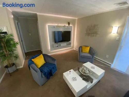 A Modern Apt close to downtown - Image 1