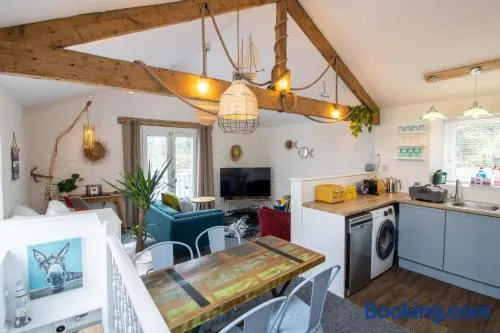Cozy Chic Dairy Cottage Near To Beach & Shops Parking - Image 1
