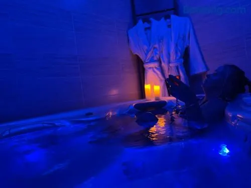 Séjour Romantique Jacuzzi intérieur Privé - Image 1