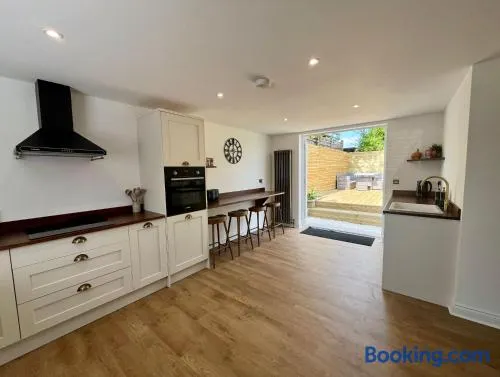 Olive Tree Brighton-Bright & Spacious 4 bedroom home with Garden & Free parking - Image 1