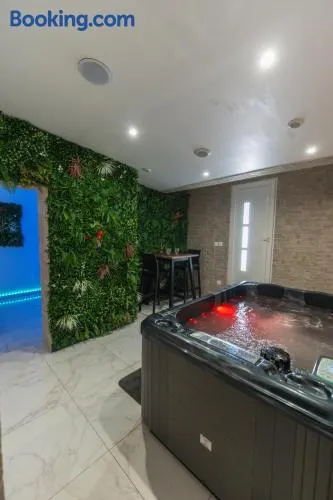 Cinéma Room avec Jacuzzi Privatif - Image 1