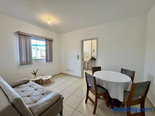 Apartamento de dois quartos com garagem coberta - Image 1
