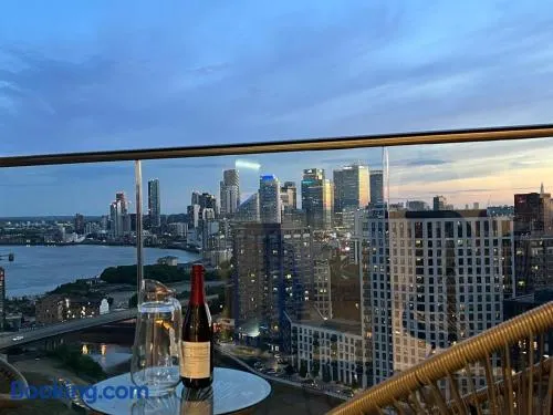 Penthouse with O2 Arena View, Free Parking & Portable AC - Image 1