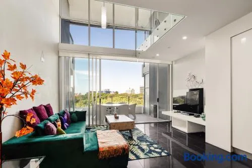 Spacious 1 bedroom mezzanine apartment with large bath views 2 free parking spots - Image 1
