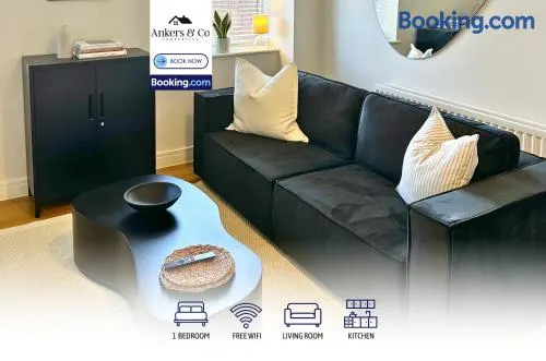 1BR Flat By Ankers Short Term Rental Agency Manchester Near Altrincham Market with Free Parking - Image 1