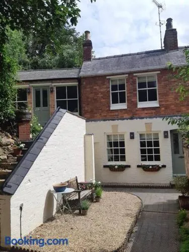 Beautiful Georgian cottage within a private walled garden - Image 1