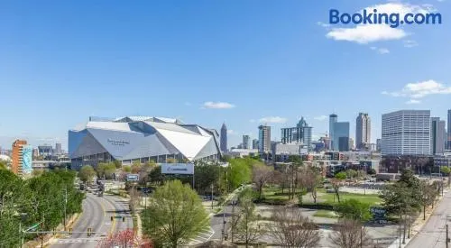 Downtown Condo-Walk to Mercedes-Benz Stadium, State Farm Arena & GWCC- Free Parking - Image 1