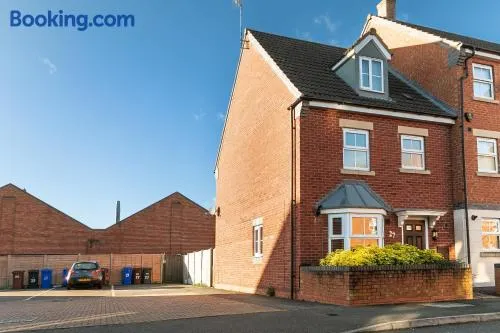 Comfortable 4 Bed Modern Townhouse with Parking - Image 1