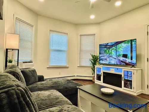 Luxe, Bright & Stylish 2Bed Unit with Parking near NYC! - Image 1
