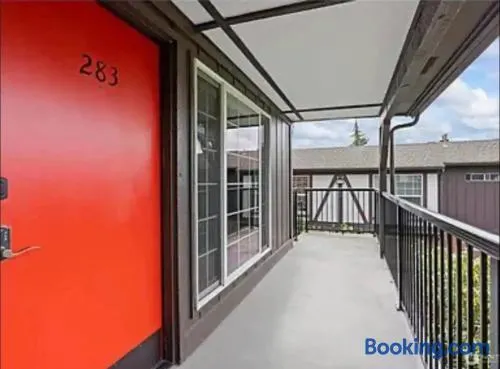 Modern and elegant condominium - Image 1