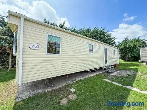 Cosy Dog Friendly Caravan, Near To Great Yarmouth In Norfolk Ref 10029Rp - Image 1