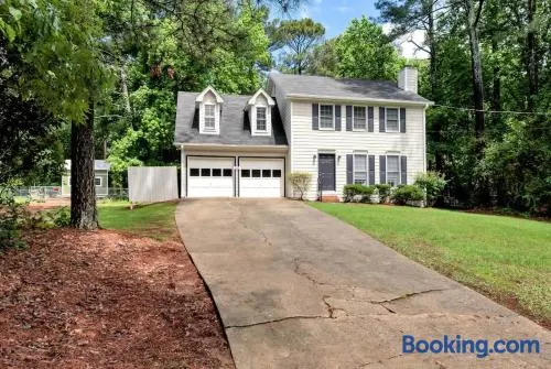 4BR Cozy Family Retreat Near Mall of GA, Near Lake Lanier - Sleeps 10 - Image 1