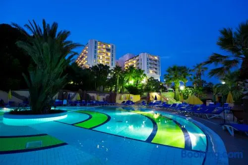 Fantasia Deluxe Hotel - Image 1