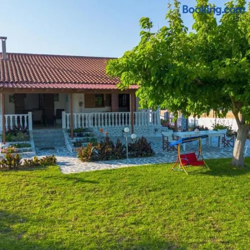 Seaside Retreat for Families and Pets - Image 1