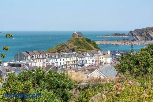 The Tempest quirky apartment with stunning views - Image 1