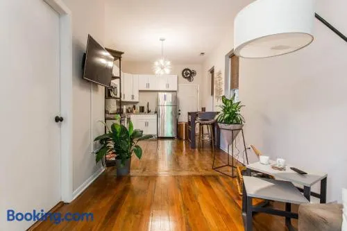 Wicker Park 1-BR Walk to Train & Grocery Easy Downtown Access - Image 1