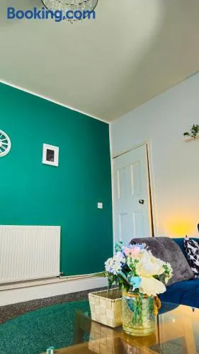 IVY GREEN HOUSE - STYLISH VALUE STAY, SLEEPS upto 7, LUXURY BEDS, CENTRAL, WIFI, NETFLIX, FREE PARKING - Image 1