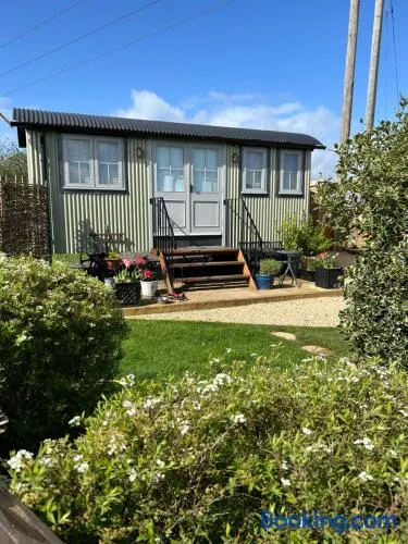 Cotswold Shepherd hut Hot Tub sauna Dog friendly - Image 1