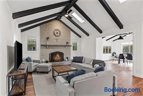 Elegant 4BR Tudor Retreat Spacious, Peaceful! - Image 1