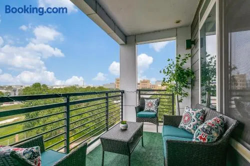 Beautiful Condo on Riverwalk w King Ste Free Parking Pet friendly centrally Located on the Riverwalk - Image 1