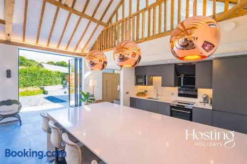 Honeybee Barn - Stunning 4-Bed Rural Paradise - Image 1