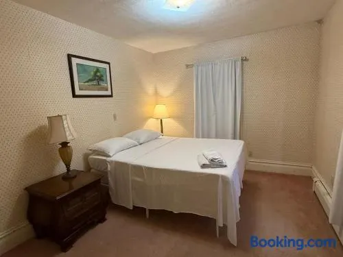 Amazing 5 Bedrooms Deal up to 10 Guests - Image 1