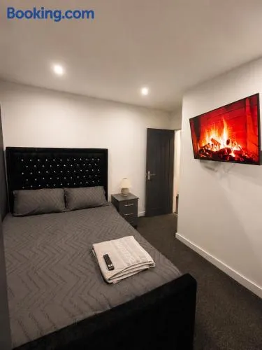 1 Bedroom Luxury Serviced Flat, 24hr Check in WiFi Netflix Washer Fully Equipped - Image 1