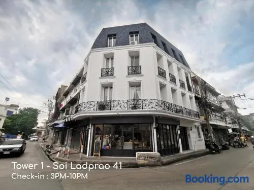 Double Bed Hotel - Image 1