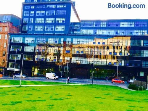 Glasgow City Center Flat with Parking - Image 1