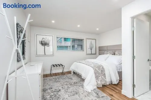 Spacious apartment near downtown - Image 1