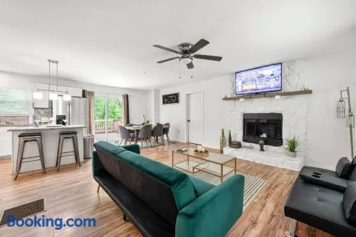 4 BR 2.5 Bath Near Atlanta -Crews, Families & Corp - Image 1