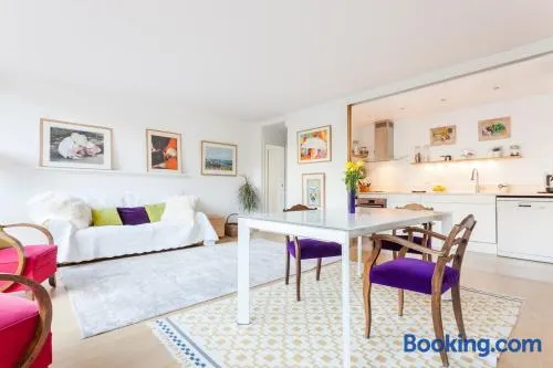 Beautiful Paris Centre apartment in garden - Image 1