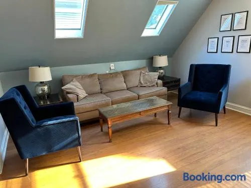Bright, big family escape, W/parking, dogs welcome - Image 1