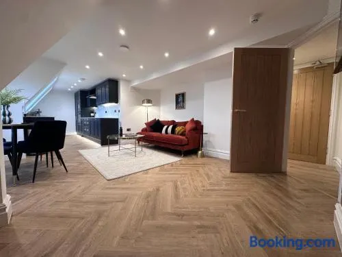 Elegant 2 bed Penthouse in Leyburn - Image 1