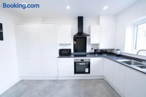 Entire Modern Home with Private Parking for 6/8 Persons - Image 1
