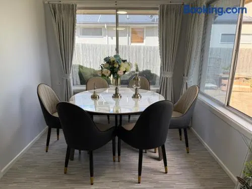 Newly Renovated Stylish Home 3 Queen Beds Netflix Gaming TV - Image 1