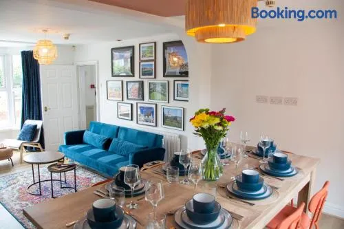 Spacious Home, Walk to City Centre & Free Parking - Image 1
