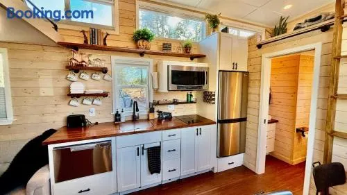 Couple’s retreat in Tiny Home w soaking tub/beach - Image 1