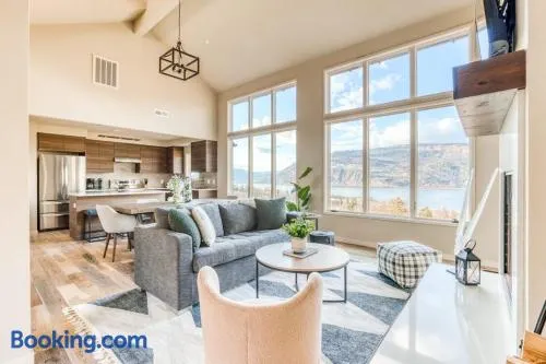 Modern mountain & river-view house with balcony deck gym and WiFi - Image 1