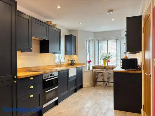 4BR - 3BA - Fast Wi-Fi - Free Parking - Garden - EV Point - Image 1