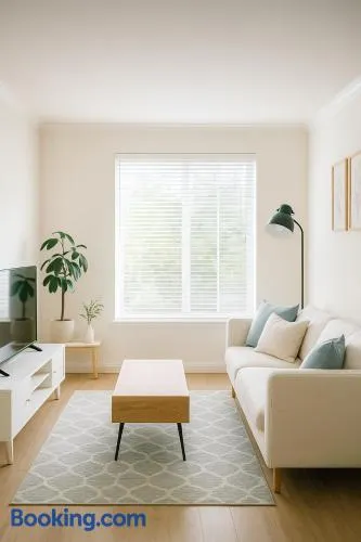 Holiday in LA- Koreatown Retreat with Free Parking, Pool and Sauna - Image 1