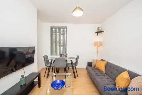 Modern 4 Bedroom House Sleeps 10 Free Parking Liverpool - Image 1