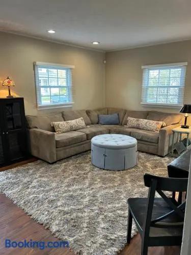 Charming Cottage with fenced yard in convenient location - Image 1