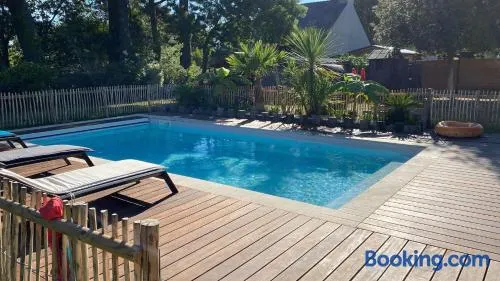Grande maison familiale avec piscine et jardin - Image 1