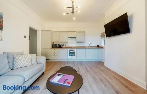 Freshly decorated apartment 10 mins from Cotswolds Child Friendly Great location with plenty of nearby free parking freestanding bath and outdoor private terrace area - Image 1